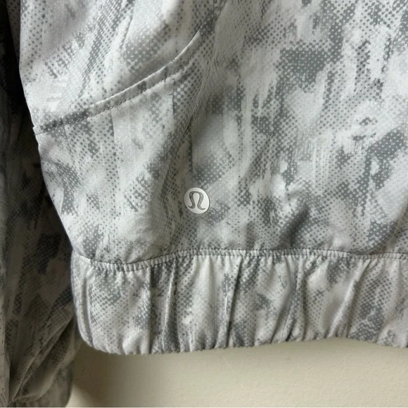 Lululemon Bombs Away Jacket in reversible white/city breeze white multi size: 8 - Picture 10 of 13